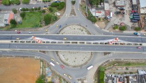 Tienen diferentes tamaños, algunas con un monumento en su centro, y aunque comúnmente su forma es redonda, también las hay ovaladas; en todas desembocan varias calles. Redoma del intercambiador vial de Atalaya. Juan Pablo Cohen