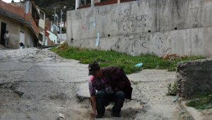 Asi luce la entrada al barrio El Arenal. La vía semeja un camino de herradura. La Opinión