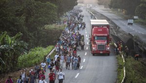 Con sus escasas pertenencias a cuestas y numerosa presencia de mujeres. AFP