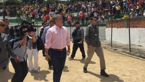 El presidente saluda a la comunidad. La Opinión