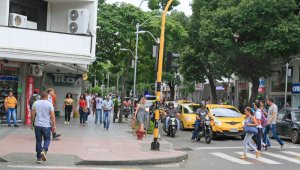 La policía en la calle 10 realizando el despeje de los espacios públicos. Mario Caicedo