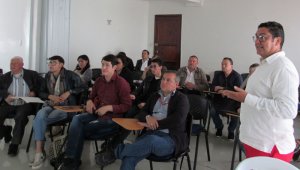 A la capacitación asistieron líderes de los sectores urbano y rural de Pamplona, quienes se formaron con docentes de la Esap en veeduría ciudadana.
Roberto Ospino / La Opinión