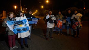 Un pequeño grupo de familiares salió a la calle en la madrugada a protestar, mostrando las banderas argentinas sobre las cuales han escrito 44, en alusión a los tripulantes del San Juan. AFP