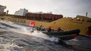 Seis activistas abordaron el barco en protesta contra la deforestación que ha causado la expansión del cultivo. Twitter