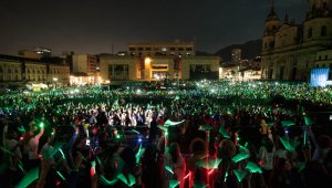 Con una luna llena e igualmente brillante sobre la Plaza Bolívar, los asistentes elevaron sus luces previo al Día Internacional por la Erradicación de la Violencia contra las Mujeres a conmemorarse este domingo 25 de noviembre.
Colprensa