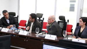 La comisión está integrada por los senadores Roy Barreras, Richard Aguilar, Edgar Díaz, Iván Cepeda, Andrés Cristo y Pablo Catatumbo. Colprensa