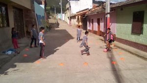 Ante la falta de escenarios deportivos los niños de la escuela de formación deportiva entrenan en las calles. En el plan se consignó la necesidad de construir escenarios deportivos. Cortesía