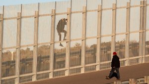 No les temen a las vallas y alambradas impuestas por las autoridades de Estados Unidos en la frontera con México. AFP