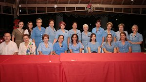 Diana López, Adriana Delgado, Elizabeth Hernández,  Marisela de Hernández, María Lourdes Ramírez, Virginia Suárez, Mariela de Philipes, María Giomar Conde, Esperanza de la Cuadra, Marta de Benedetti y Betty Calderón. Sentados: Pablo Rodas, Miryam de Guzmán, Betty Rojas, María Inés Celis, Claudia Vega, Amparito Arias, Estela Acevedo y Melany Canal. César Obando / La Opinión