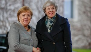 La canciller alemana, Angela Merkel, saluda a la primera ministra británica, Theresa May, en la Cancillería de Berlín, antes de las conversaciones bilaterales. AFP