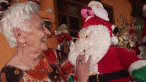 Raquel María Vega Claro colecciona Papá Noel. Cortesía para La Opinión