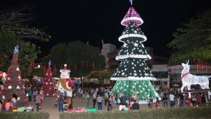 El amplio separador de la Avenida Libertadores, a la altura de la calle 15, es otro de los grandes epicentros del ambiente navideño. César Obando / La Opinión