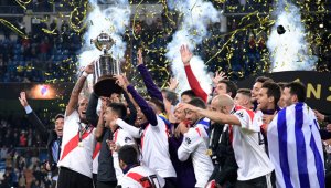 El equipo de ‘Juanfer’ Quintero y Rafael Santos Borré llega luego de ganar la Copa Libertadores. Archivo y Twitter