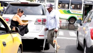 Es un poco huraño con la prensa, se disputa las monedas con varios colegas incluidos los del semáforo de la calle 11 con la avenida Diagonal Santander. César Obando