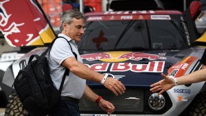 Sainz confesó que tendrá mucha tensión dentro del coche por el gran recorrido de las dunas y desiertos peruanos que esta edición representan un 70% de la competencia. AFP