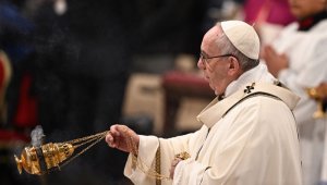 El papa recordó el oro, el incienso y la mirra mencionados en los evangelios, como símbolos de los regalos que se deben dar a Dios. AFP
