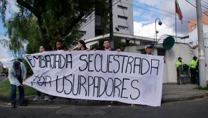 Al frente del consulado de Venezuela, en Bogotá, un grupo de ciudadanos de ese país protestó este jueves por la juramentación del presidente Nicolás Maduro para un segundo periodo. Colprensa