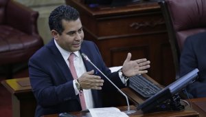 “Corrupto es aquel que quiere regalarle la plata a las entidades financieras cuando le incumplen los contratistas al Estado”., dijo el congresista. Colprensa