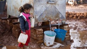 Generalmente, los niños son los que se encargan de ir a recoger el agua.  AFP