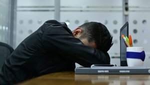 La fatiga, desorientación e irritabilidad en las mañanas, son algunas consecuencias de la pérdida de sueño. Colprensa