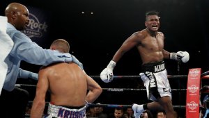 Álvarez, campeón mundial de la división semicompleta, se prepara para el combate de defensa de la corona a cumplirse en Frisco, Texas, el 2 de febrero. Archivo