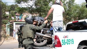La autoridad cedió a las pedradas del minúsculo grupo de pimpineros y liberó al hombre, minutos después. Mario Franco