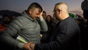 El padre de Julen, quien dice que al igual que la madre no pierde las esperanzas de que siga con vida, ha hecho un llamado a no parar "hasta que saquemos al niño de ahí dentro". AFP
