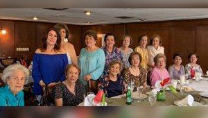 Blanca de Entrena, Mina de Entrena,Clarita Zurek,Gloria de Badillo,Teresa de Rodríguez,Chela de Flórez,María Elsy de Zurek.De pie: Liliana Quintero, Ligia de Haddad, Constanza Alvarado, Estela de Flórez, Dolores de Vicini, María Teresa de Martínez y Betsy de Cuadros. Cortesía