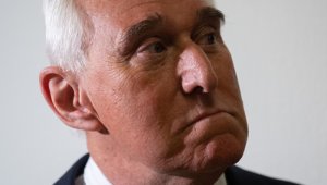 Stone, de 66 años, está acusado de un presunto delito de obstrucción de un procedimiento oficial, otros cinco delitos de declaraciones falsas y por un cargo de manipulación de testigos. AFP