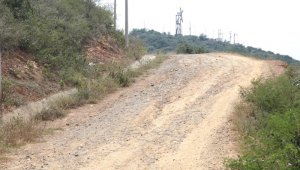 En la entrada al mirador turístico por el barrio El Progreso semeja una trocha, donde prevalece la arena y las piedras.  César Obando / La Opinión