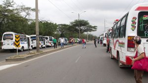 Los pasajeros de las distintas rutas quedaron varados en varios puntos de la ciudad, tras la protesta escenificada por los buseteros. 
 Alfredo Estévez / La Opinión