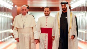 Francisco fue recibido por el príncipe heredero de Abu Dabi, sheik Mohamed bin Zayed al-Nahyan y por el iman de Al-Azhar. AFP