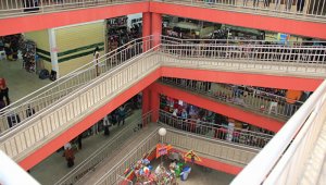 Unos 60 locales del centro comercial Oití espera vender la alcaldía ante la negativa de los vendedores informales de acogerse al plan para el despeje del espacio público del centro. Mario Caicedo