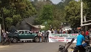 Con pancartas, los manifestantes muestran su malestar. Redes sociales