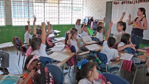 Un solo docente atiende dos cursos en un mismo salón. En esta imagen se aprecia que los niños de espaldas a la maestra, pertenecen a otro grado. Mario Caicedo