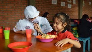 Son 116.000 alumnos en más de 1.800 sedes educativas de la región beneficiadas con una ración alimentaria: 71.000 reciben ración tipo almuerzo y 45.000 la ración tipo industrializada. Archivo