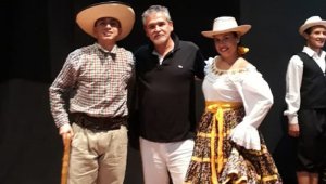 La pareja de cucuteños conformada por Anguella Duarte y Sebastián Jaramillo posa junto con su director, Juan Becerra. Cortesía