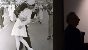 Greta Zimmer Friedman, la enfermera de la imagen, murió en 2016 a los 92 años. AFP