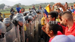 El puente internacional se convirtió en un 'campo de batalla' este sábado 23 de febrero. Alfredo Estévez