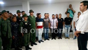 El presidente interino habló con más de 60 uniformados venezolanos hasta las 11 de la noche en las instalaciones de Migración Colombia. La Opinión
