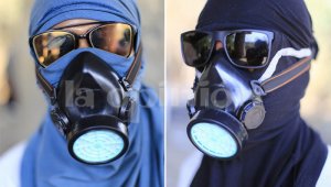 Están preparados con máscaras para tolerar lo gases lacrimógenos. Juan Pablo Cohen / La Opinión