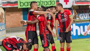 Con dos goles de jugadores de la región, Cúcuta Deportivo derrotó 2-0 al Atlético Huila en el estadio General Santander y volvió a ser líder de la Liga, aunque de manera provisional. Alfredo Estévez / La Opinión