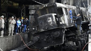 Miembros de las fuerzas de seguridad atienden la emergencia. AFP