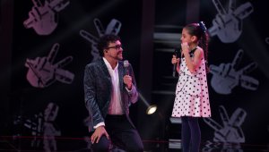 Andrés Cepeda se arrodilló en el diamante de La Voz Kids para cantar  ‘Embrujo’ con la pequeña María Gabriela Luquez Pacheco después de convencer con su voz a los entrenadores en las audiciones a ciegas.
 Cortesía Caracol