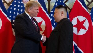 Trump y Kim, al iniciar su segundo encuentro en menos de un año, ayer en Hanói. AFP