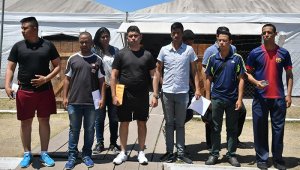 Algunos salen, incluso con familia, huyendo de la grave crisis económica que afecta a la población civil y también a la tropa. AFP