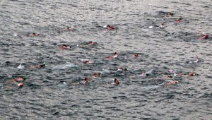 Bajo un sol radiante y con el mar agitado, los nadadores -entre las que se contaban nueve mujeres- comenzaron su prueba denominada "El Paso del Hombre" en una playa de la ciudad Puerto de La Libertad, 35 kms al suroeste de San Salvador AFP