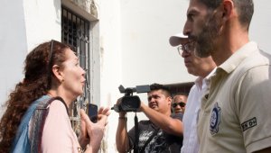 María Peralta habla aquí con el procurador Fernando Carrillo en las afueras del centro de migración de Villa del Rosario.
 Alfredo Estévez / La Opinión