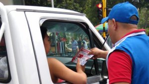 Por las calles repartieron volantes promoviendo los descuentos por pronto pago y el pago electrónico. Cortesía