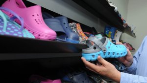 Evacol es una marca que argumenta se distingue por aspectos como su uso de marca en el zapato e incluso el precio al que es vendido, diferenciando el público de lujo de Crocs y su distribución. Colprensa
